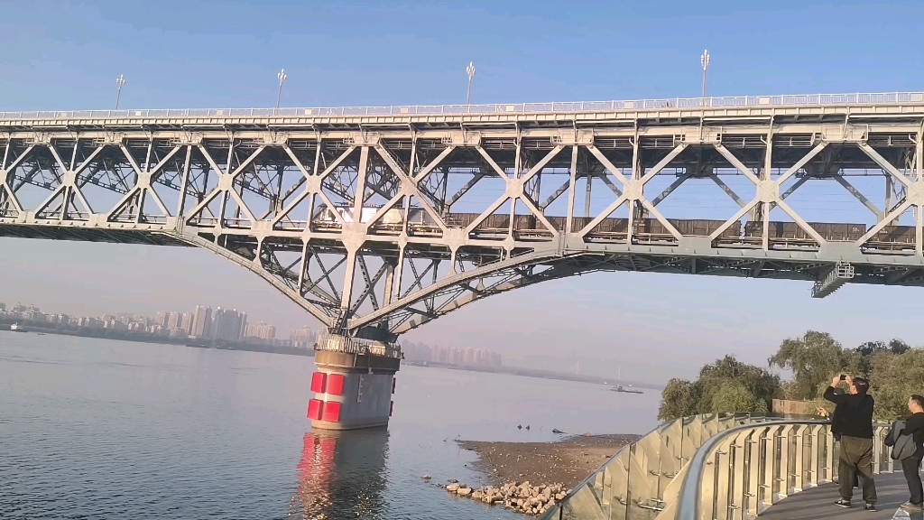 长江上第一座由中国自行设计和建造的双层式铁路,公路两用桥梁