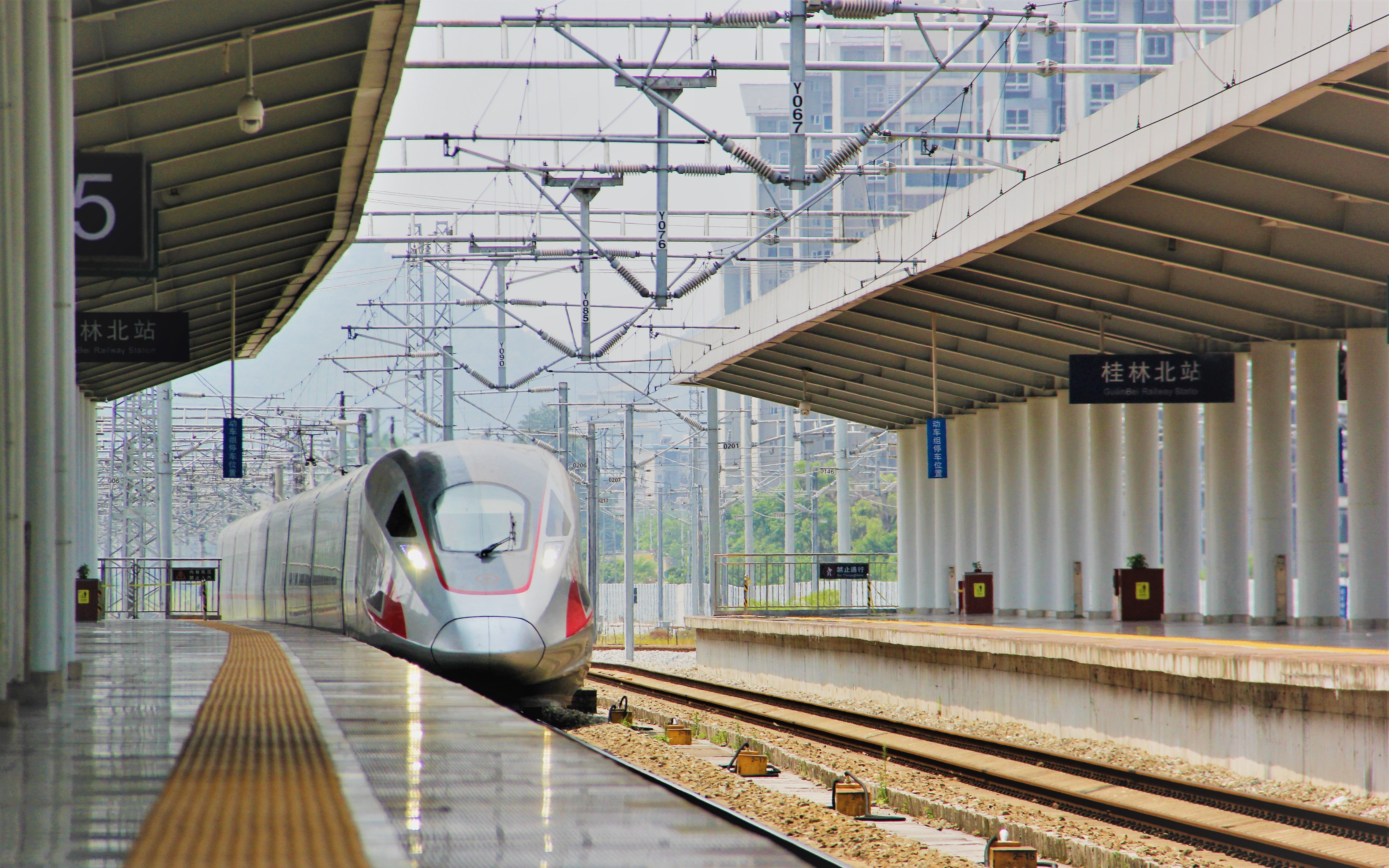 g424进站cr400af桂林北神奇的不管了看来是运气好视频后面家长带孩子