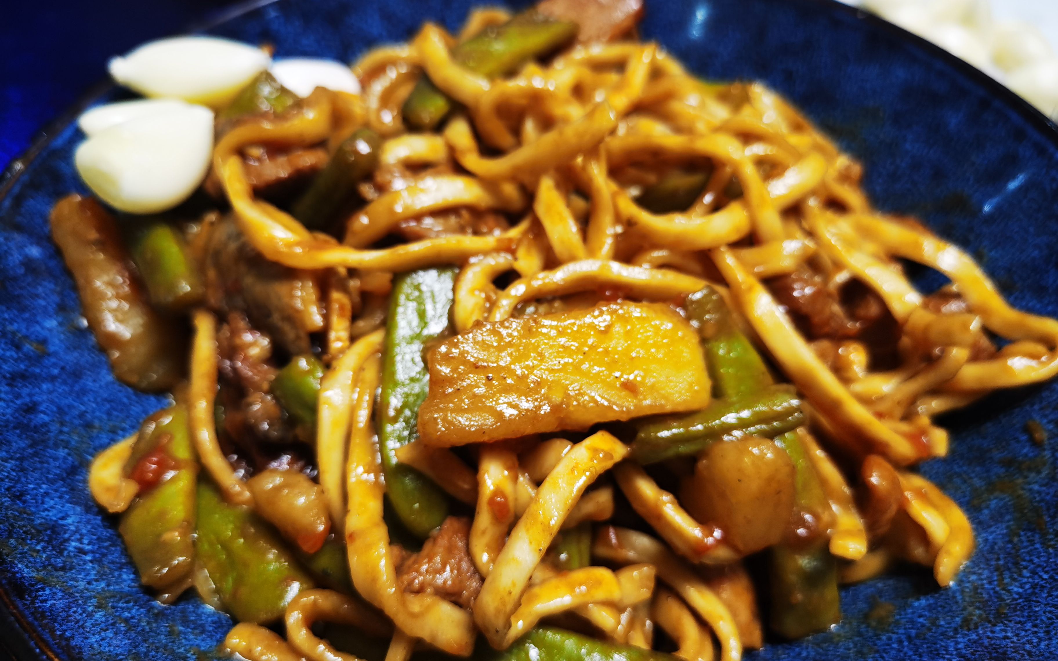 猪肉豆角焖面简简单单一碗面那是我心中夏季最美的回忆