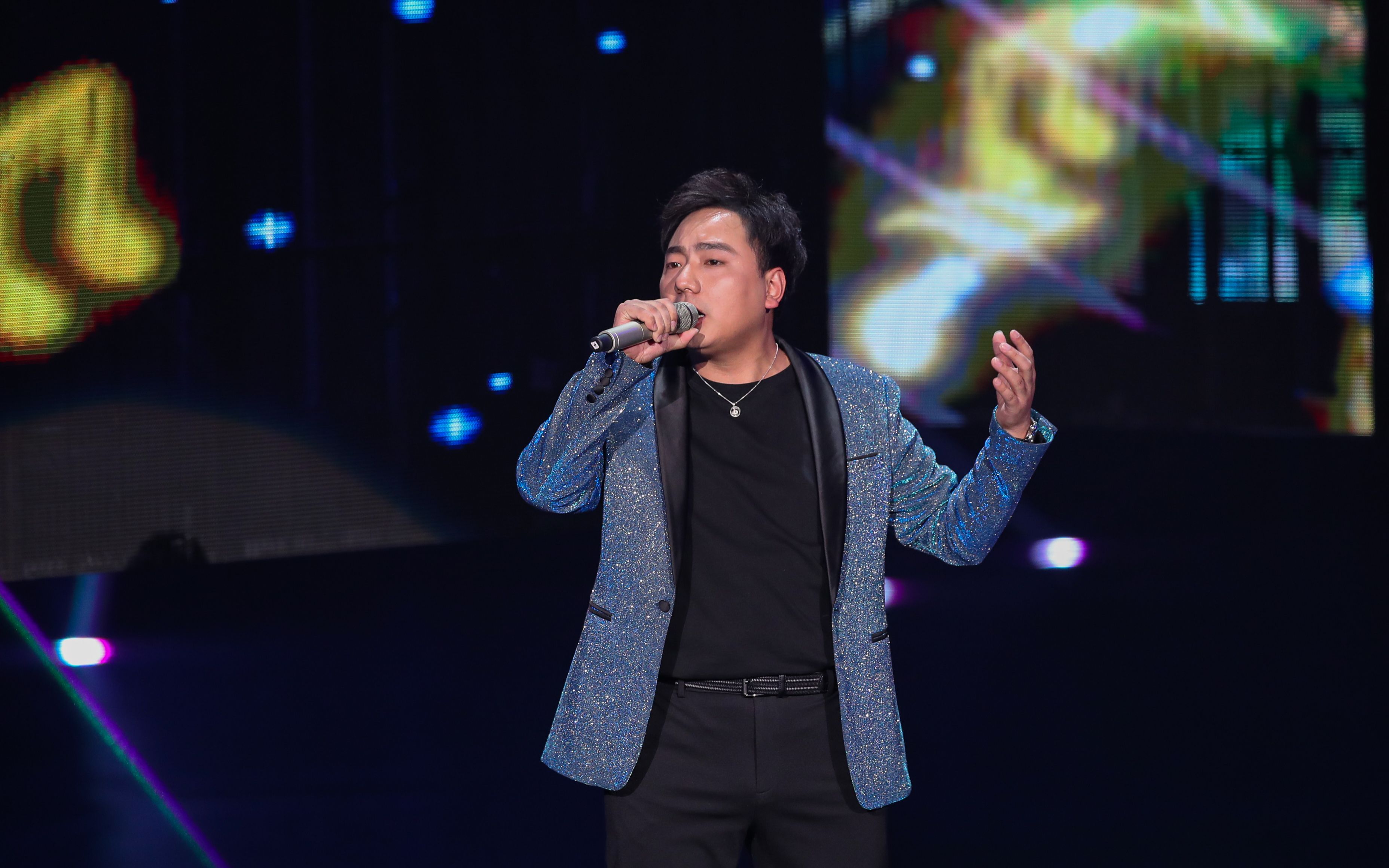 海来阿木现身安徽卫视春晚,成名曲《点歌的人》经久传唱