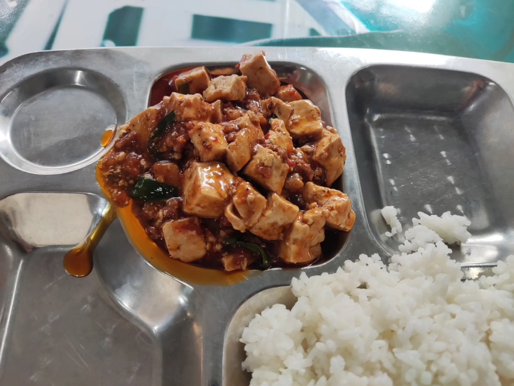 同样的菜,要比其他食堂贵3元.垃圾.