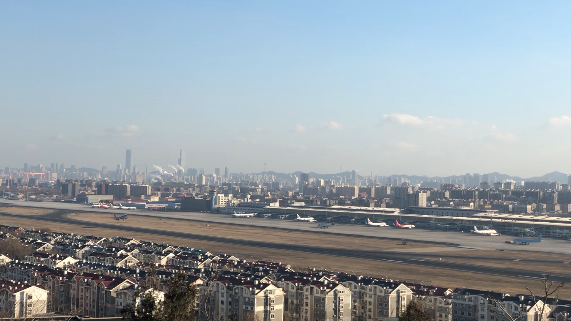 大连机场的一次起飞全景