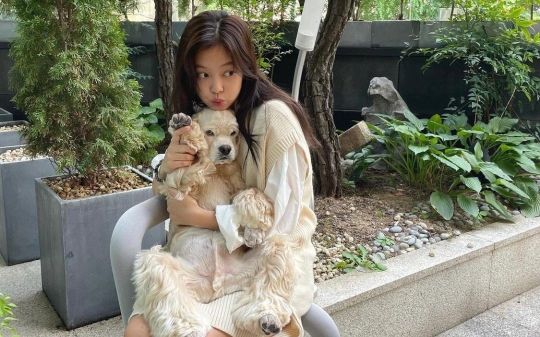 每日安利kpop爱豆,和狗狗一起玩耍的爱豆金珍妮就很不错就很棒哦!