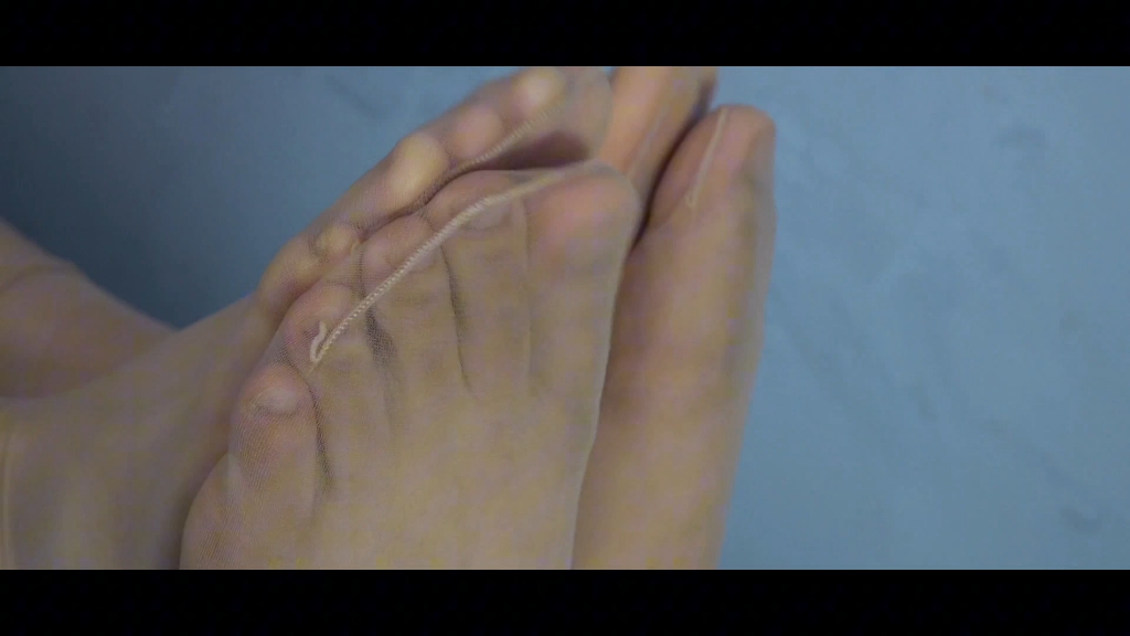 [南国足艺]06-诗敏和盈盈肉丝比脚秀脚,脚底贴脚底扭动着