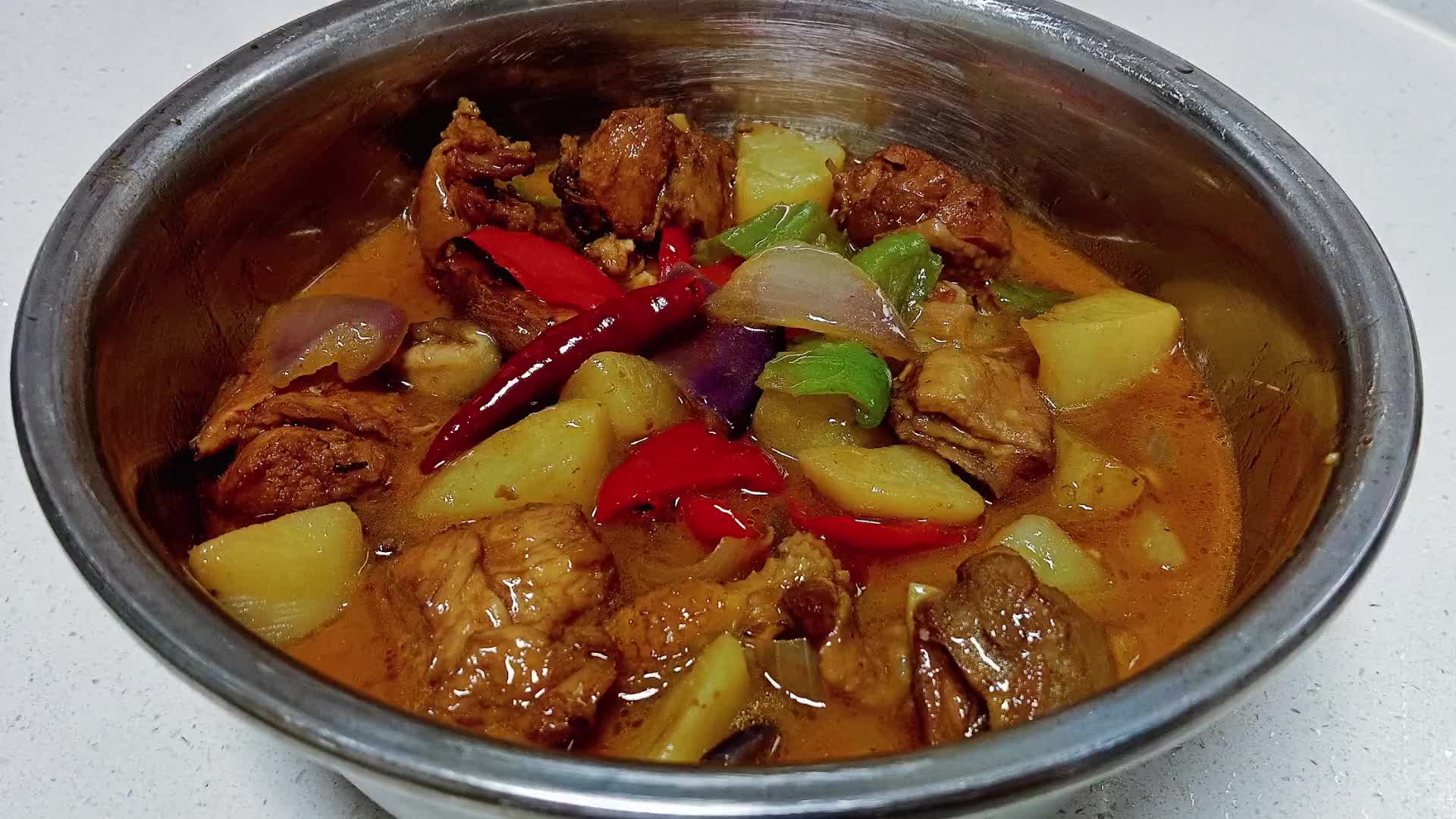 简单家常的啤酒炖鸡,软烂脱骨,入味解馋,大人孩子都爱吃