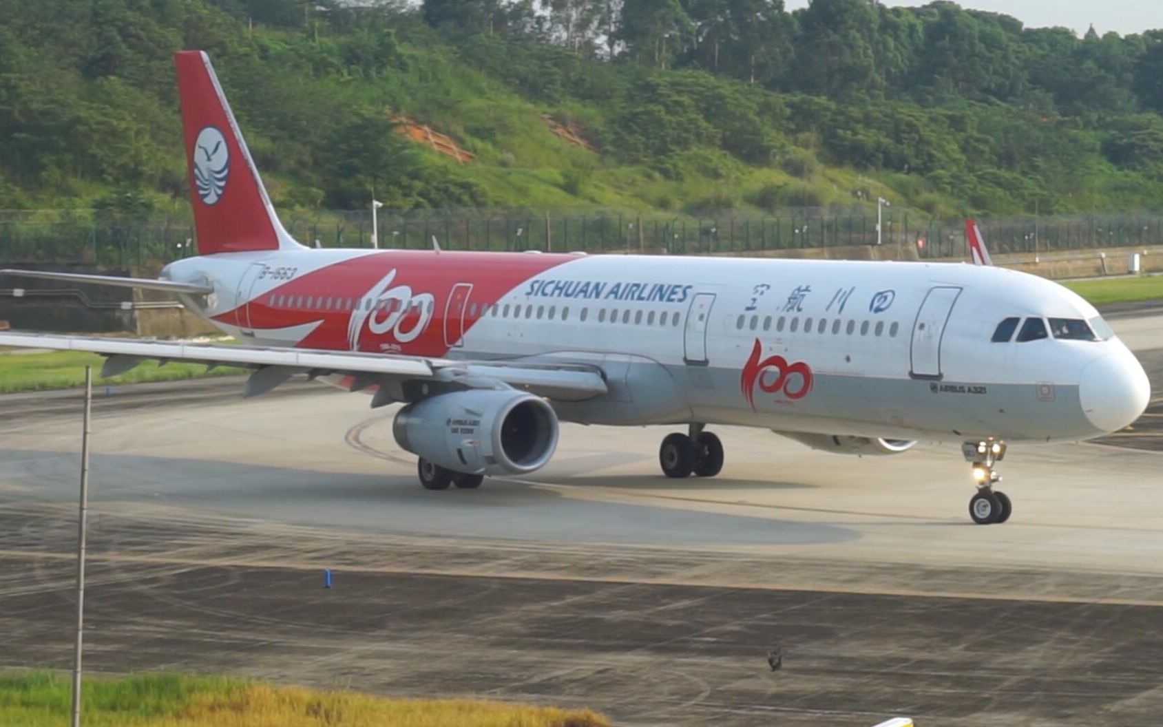 漂亮的川航第100架飞机刚起飞空管就催西藏航空a320抓紧飞