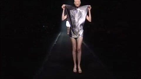 马吉拉罕见露脸!为自己的老师高缇耶走秀Jean Paul Gaultier F/W 1986
