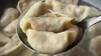 Скачать видео: 茄子包饺子，原来这么好吃，教你调馅方法，营养又解馋，太香了