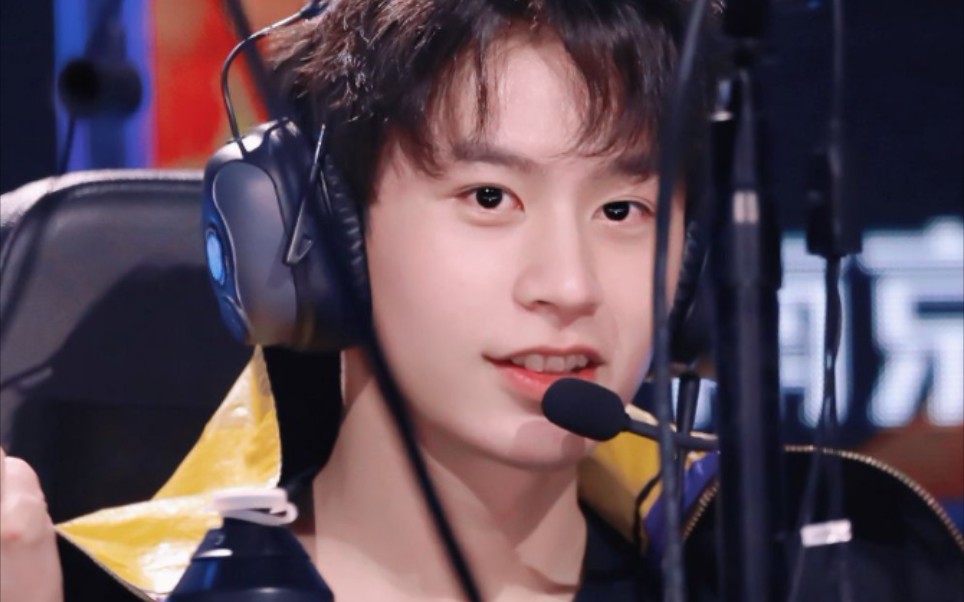 南京hero久竞是经济落后2000依旧找机会的无畏是千里传送接队友的子阳