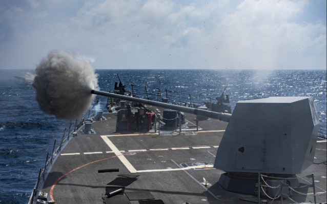 震撼美国海军ddg104号驱逐舰mk45舰炮射击