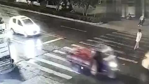 女子被撞倒地路过车辆行人无人施救一分钟后遭遇二次碾压 哔哩哔哩