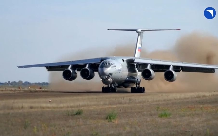 伊尔-76md-90a,在土质机场完成起降