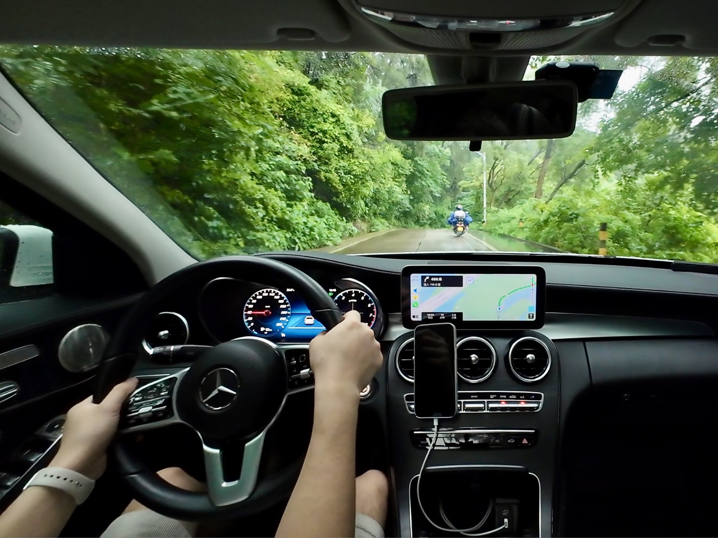 烟雨朦胧,奔驰c第一视角开车