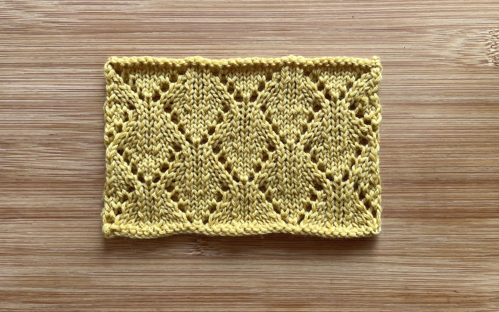 【轻描编织】分享一款漂亮的叶子花样,也是菱格图案,针法不多,易学易