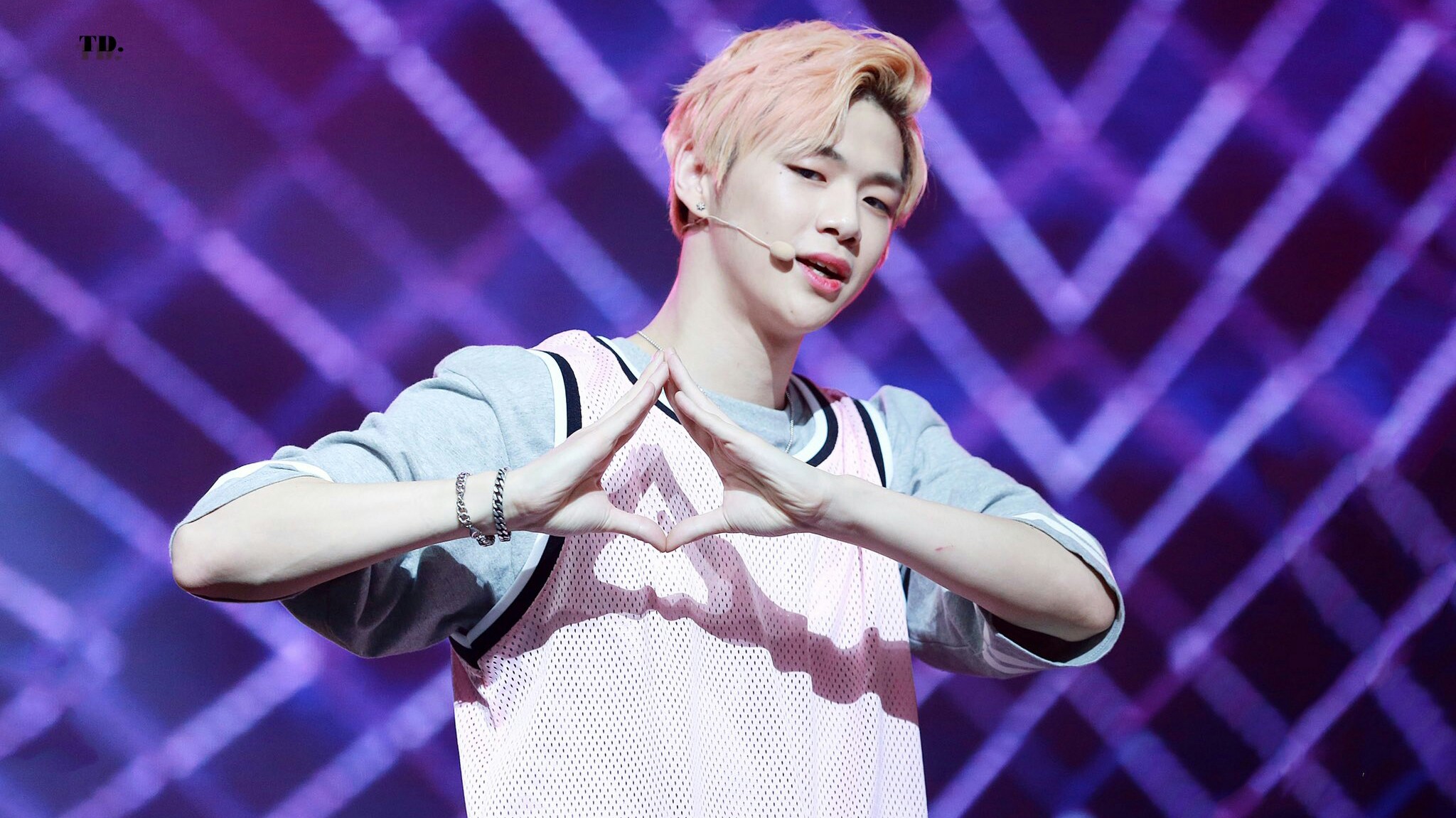 姜丹尼尔勿忘初心粉毛丹mcd拿呀拿特别舞台姜丹尼尔官方直拍