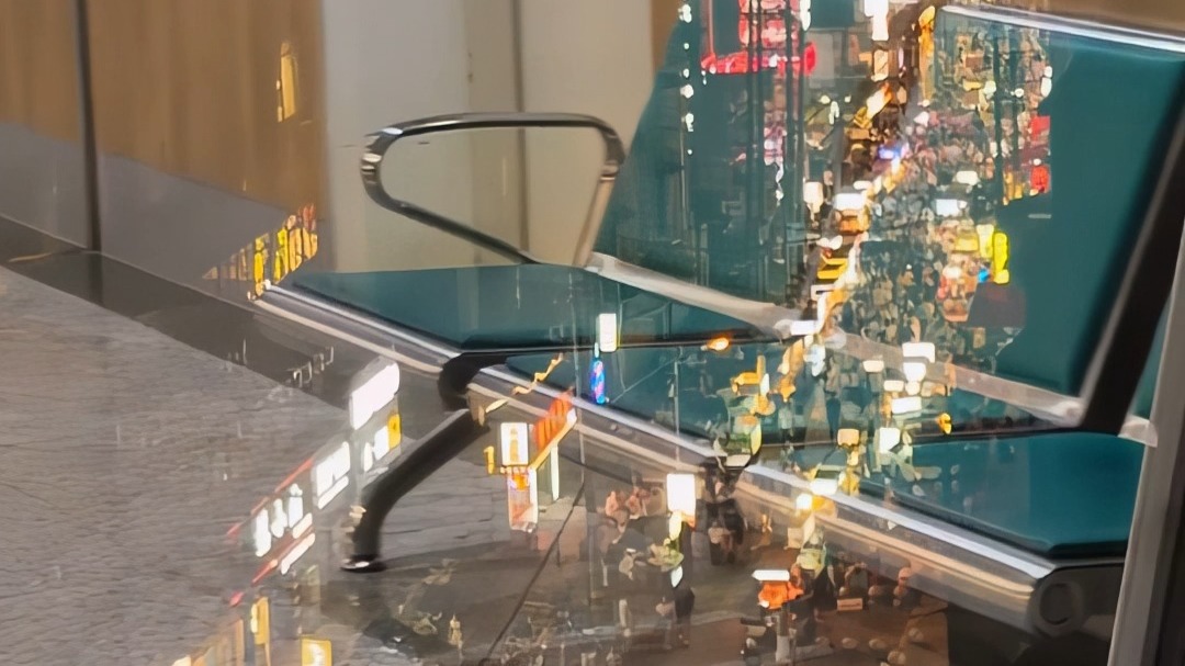 患者手术前拍摄分享医院玻璃上的倒影：楼下街巷人来人往，烟火寻常。网友：祝福早日康复！