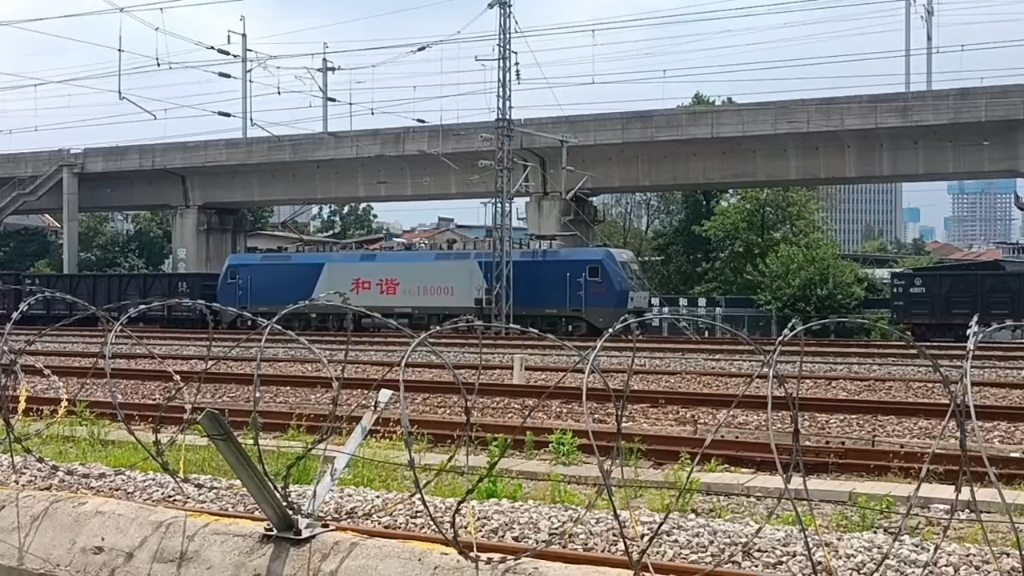 散步偶遇工务段宿营 大机,轨检和河蟹王0001