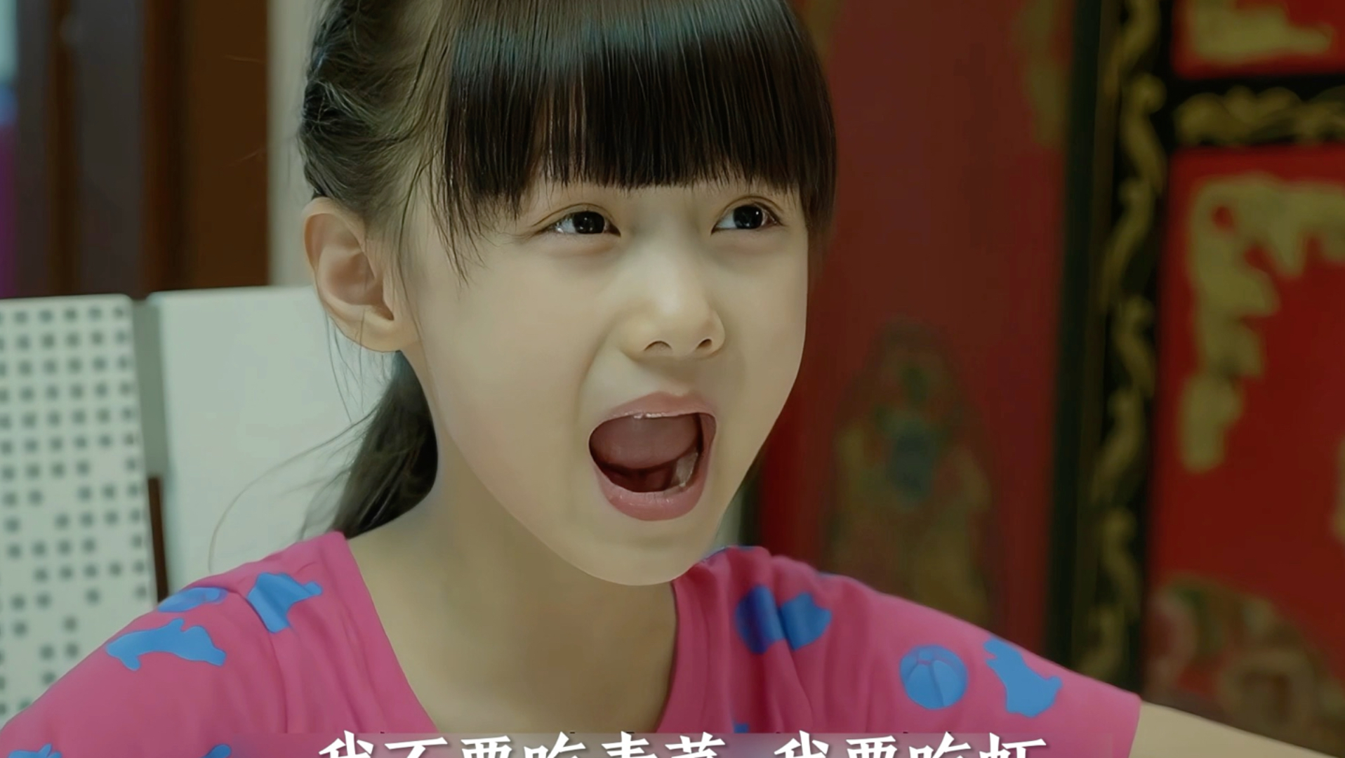 女孩每天都要吃三斤龙虾，可妈妈却让她吃五斤青菜！