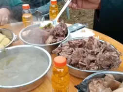 下载视频: 【凉山美食】凉山好汉大口坨坨肉 大口口服液，地肉换成桌盆肉