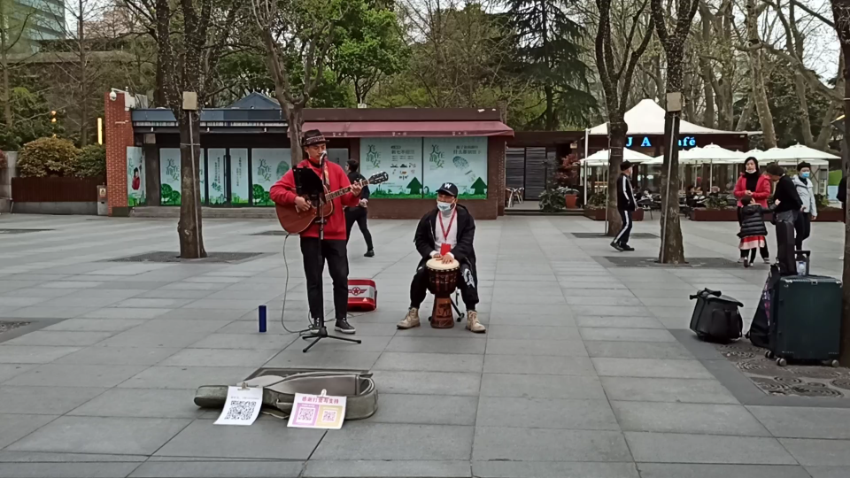 春天的上海静安公园门口上海街头艺人唱歌给你听