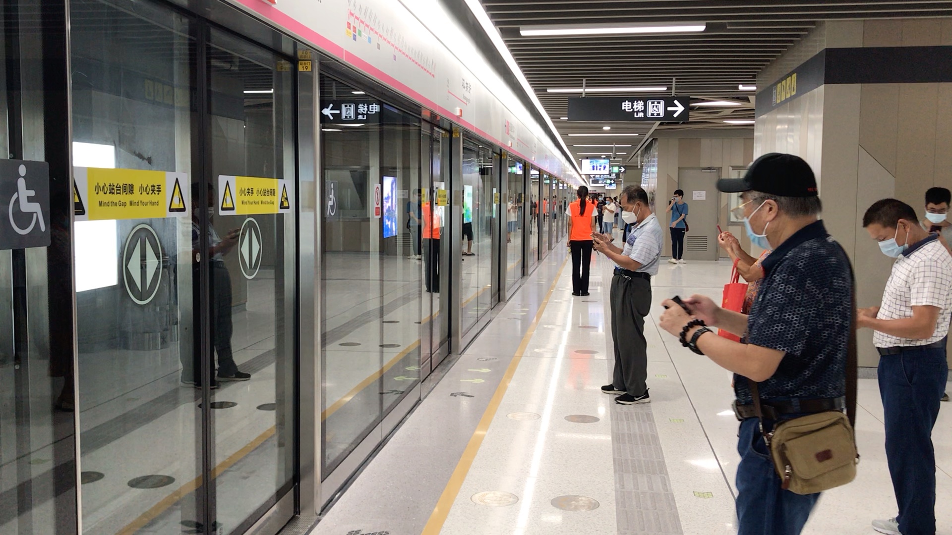 深圳地铁10号线1021车折返完毕进双拥街站