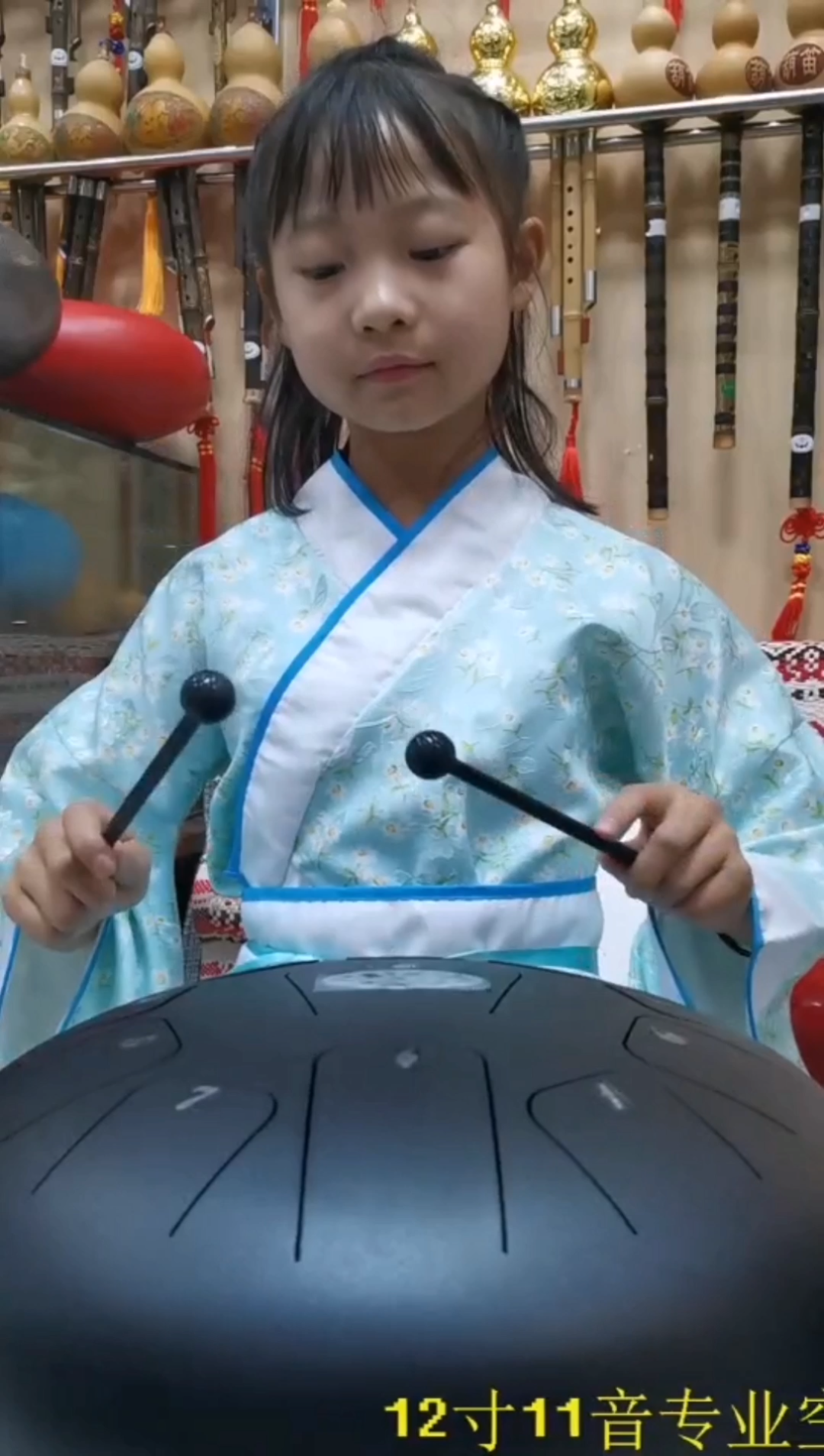 空灵鼓演奏时要身体坐直,身心保持放松状态