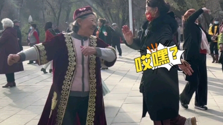 快乐的"老闺蜜"现身人民公园尬舞#你好乌鲁木齐#老闺蜜的退休生活