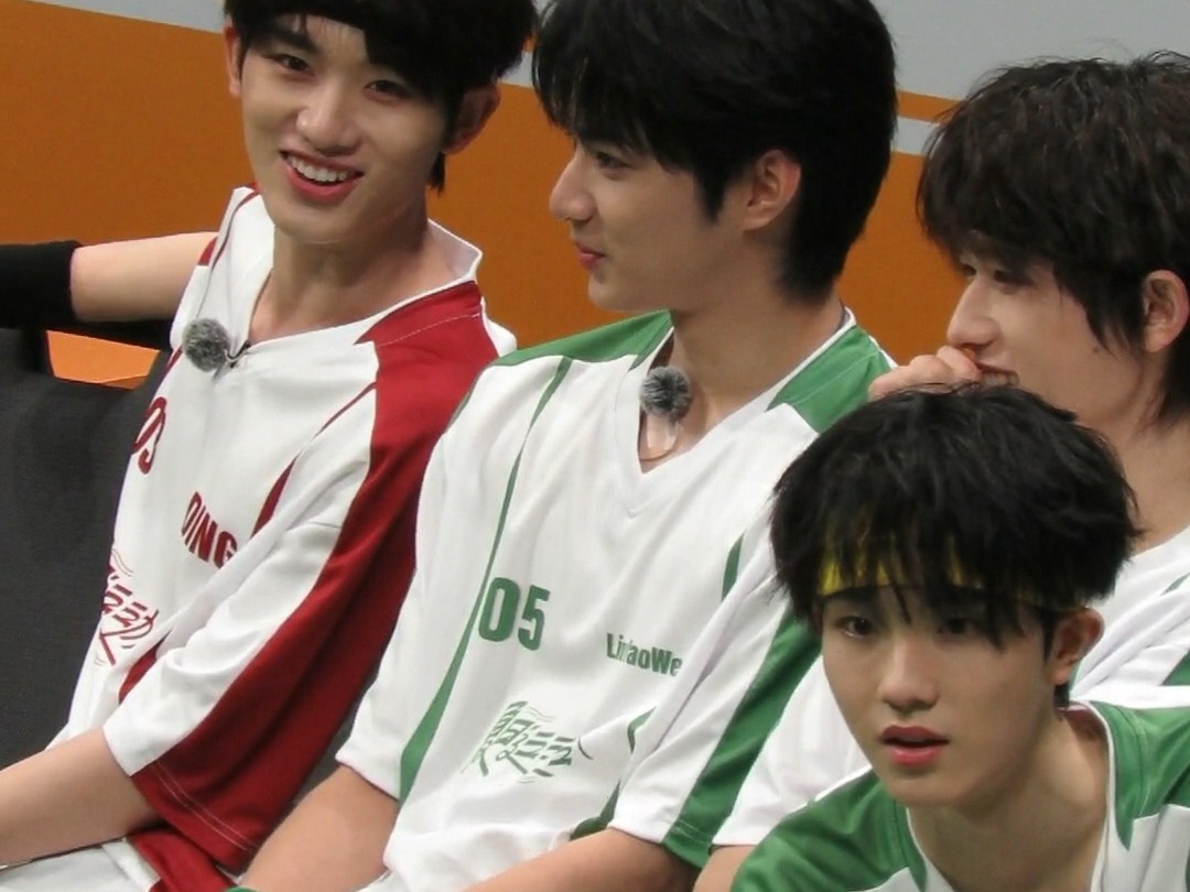 【丁程鑫×宋亚轩×刘耀文×苏新皓】年碗盆铲观足球赛直拍