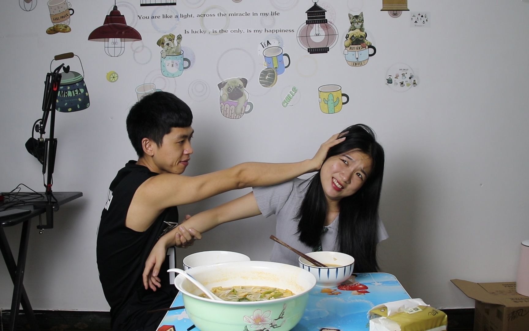 男女搭配干活不累,农村两小无猜打情骂俏,吃饭都不能消停