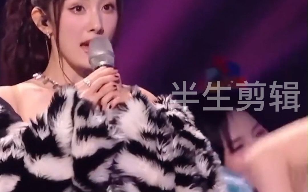 戚薇公主抱大张伟,一不小心手滑,网友:大老师当场尴尬社死