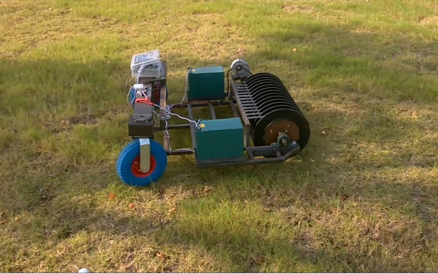 2013我们的高尔夫捡球机器人