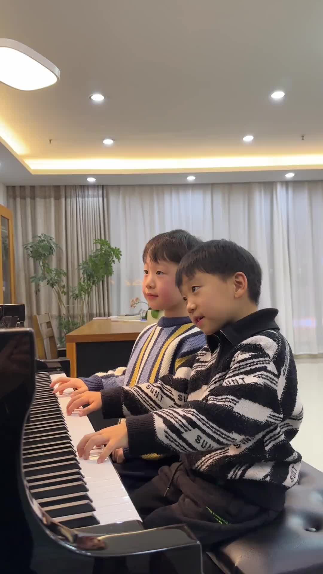 可爱温馨的画面里有两小只的欢乐时光～～ 子航和