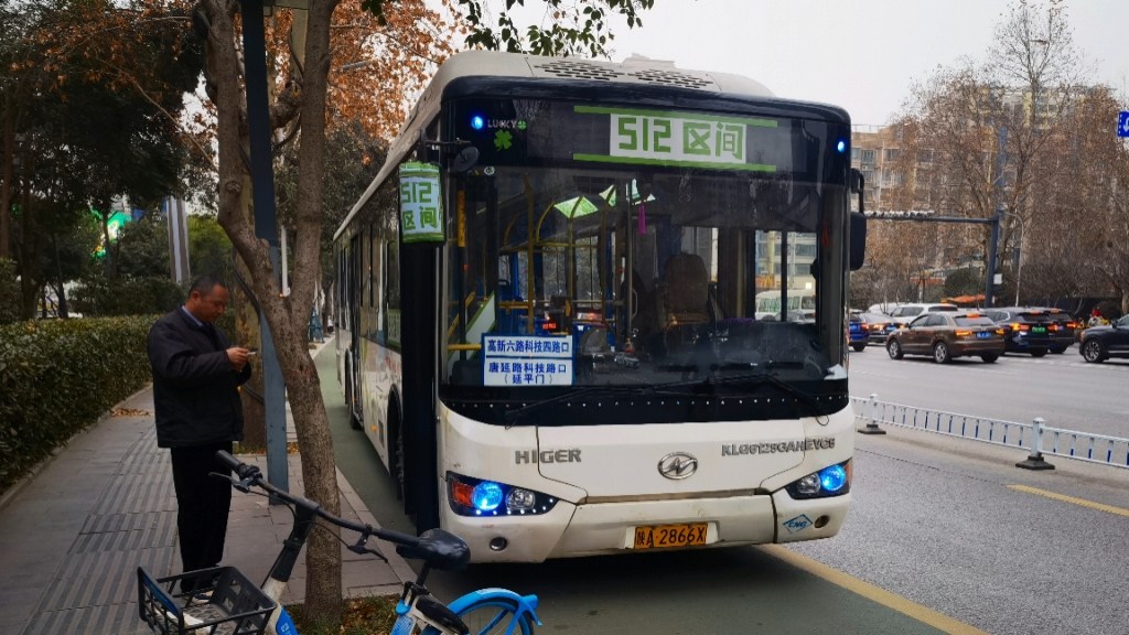 高新區的一條輔助線路 西安公交512路區高新六路科技四路口方向前方