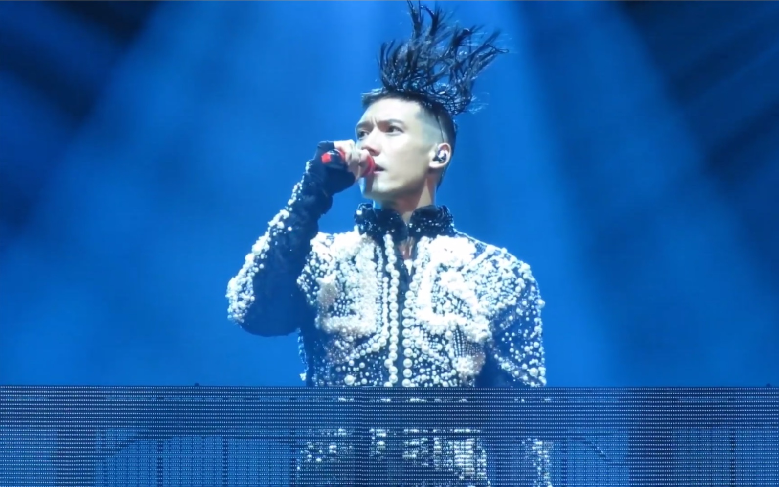 关智斌 |《高山低谷》@kenny is born演唱会(1080p)_哔哩哔哩 (゜-゜)