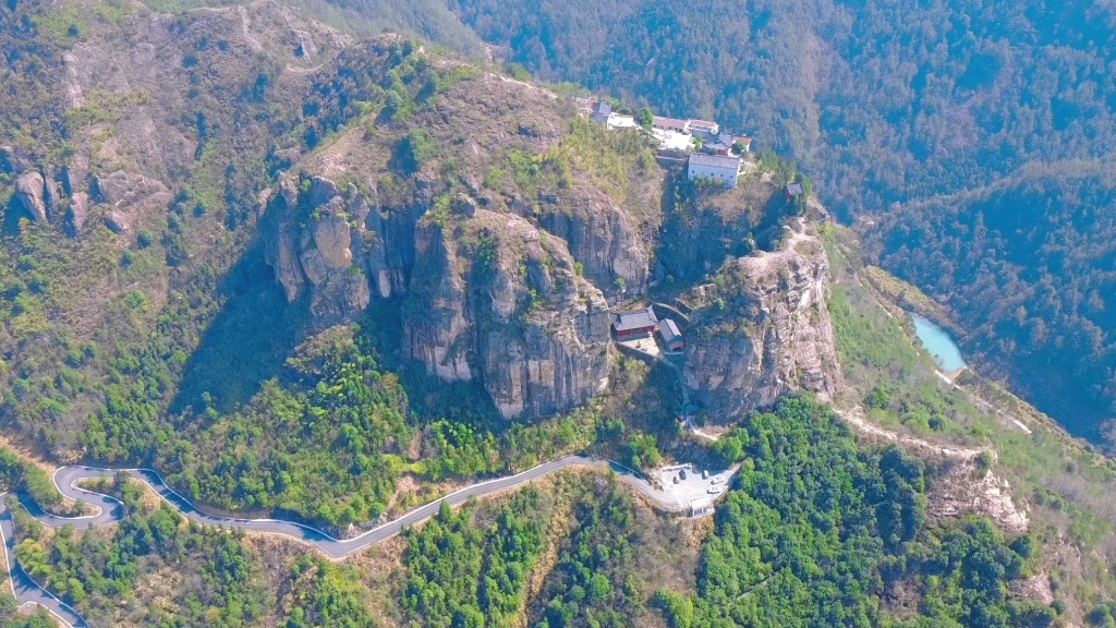 东阳黄藤岩自古就有"黄藤岩赛方岩"的传说