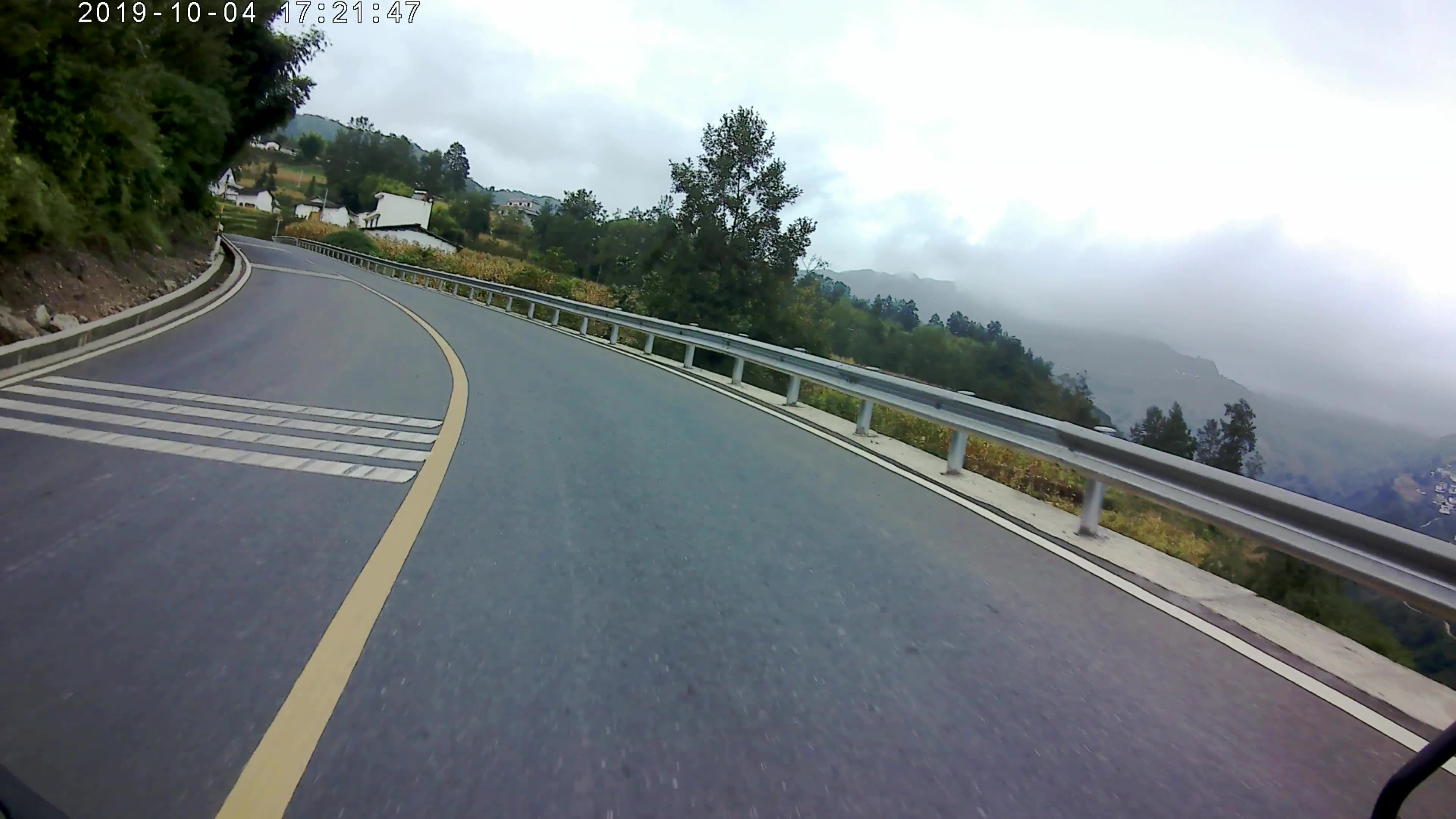 摩旅丽江大理返程达到雷波县汶水镇的箐口山隧道进入迷雾仙境