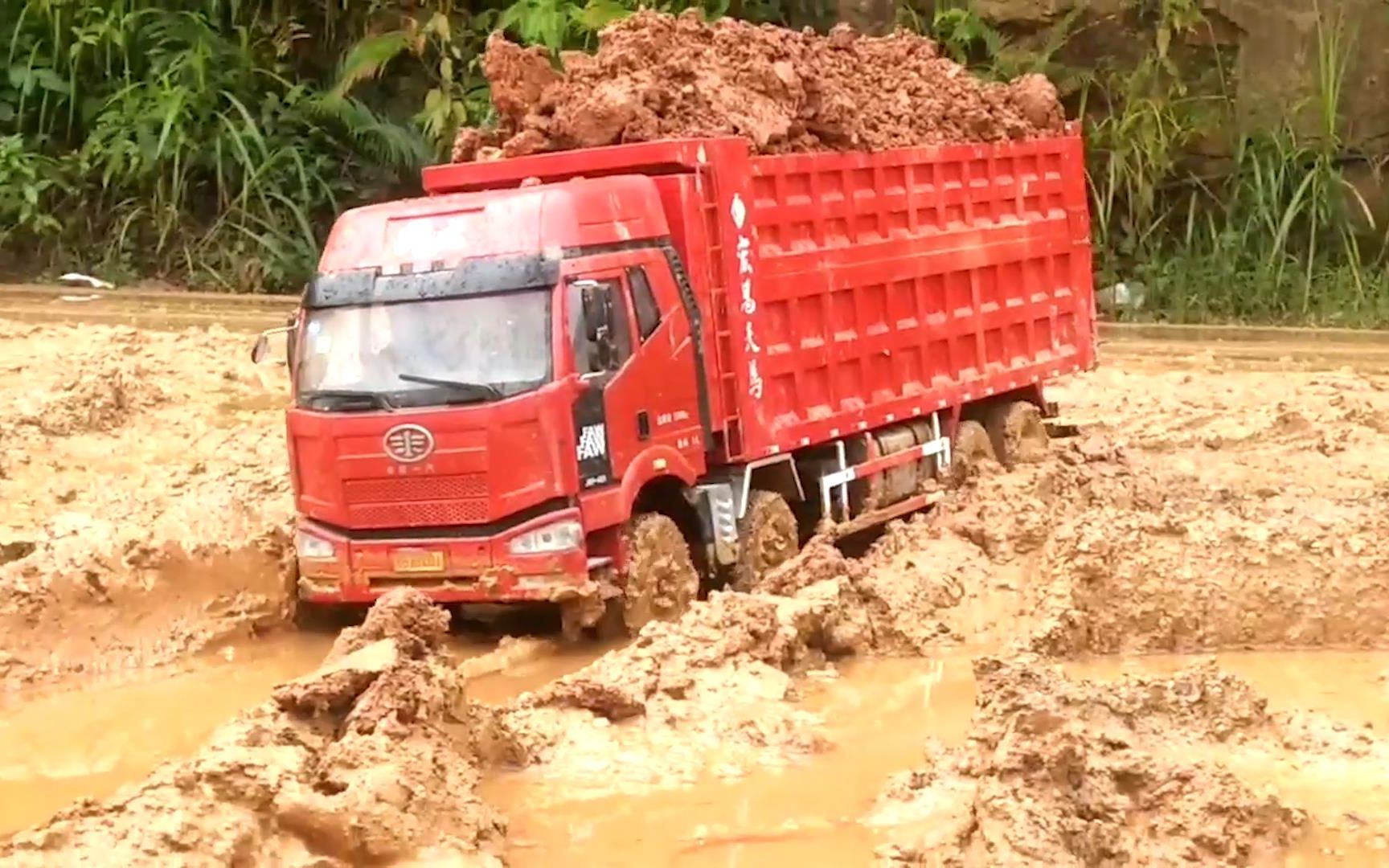 1/14前四后八一汽解放百吨王,司机超载勇闯泥潭,一出事就是大修