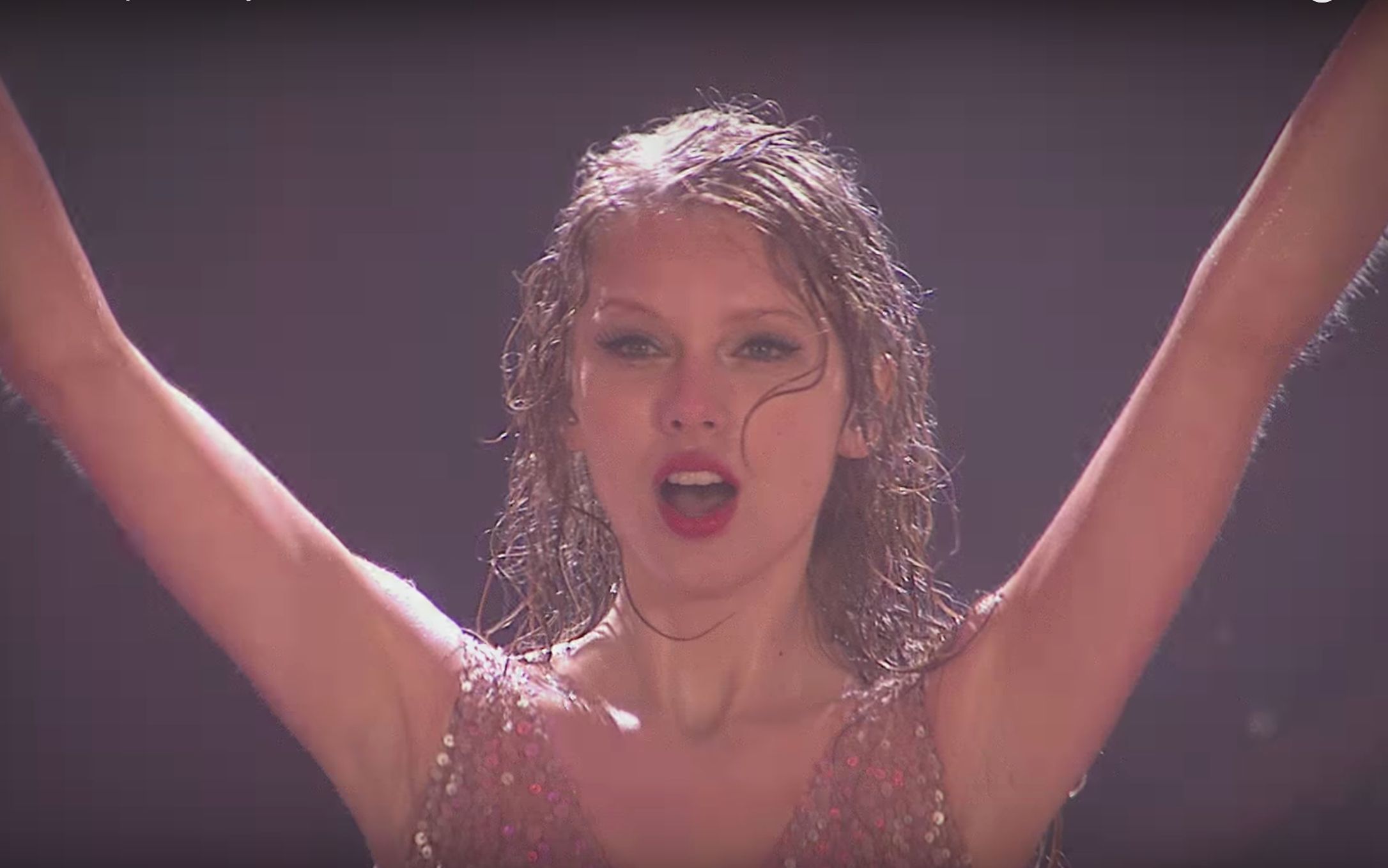 [图]【霉霉】Taylor Swift雨中献唱Long Live