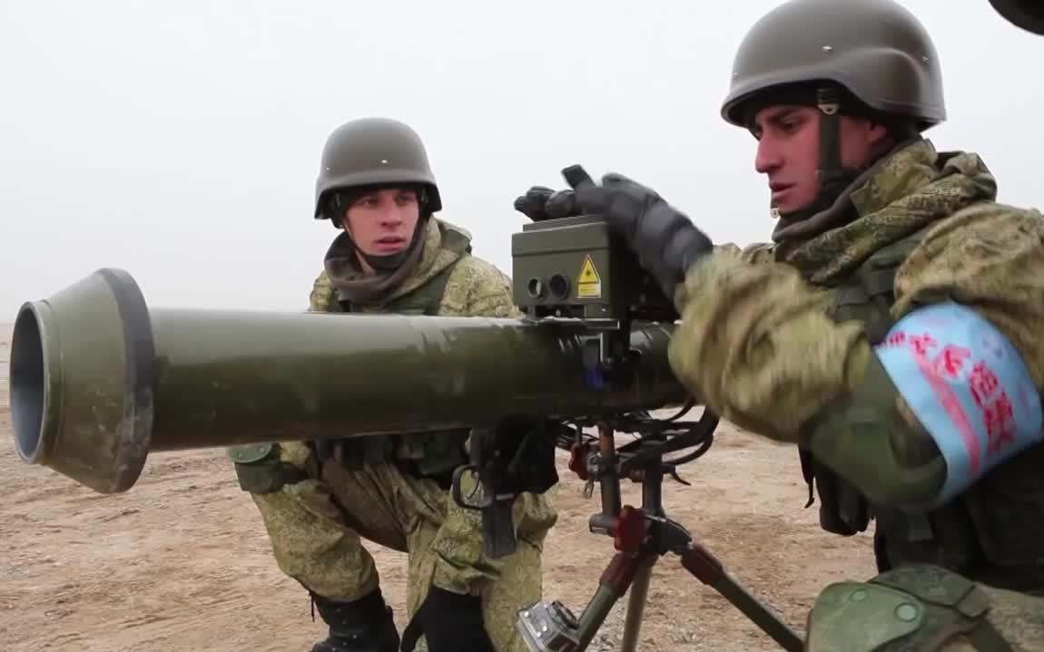 外籍士兵到中国试射北方工业pf-98火箭筒(反坦克利器)_哔哩哔哩_bili