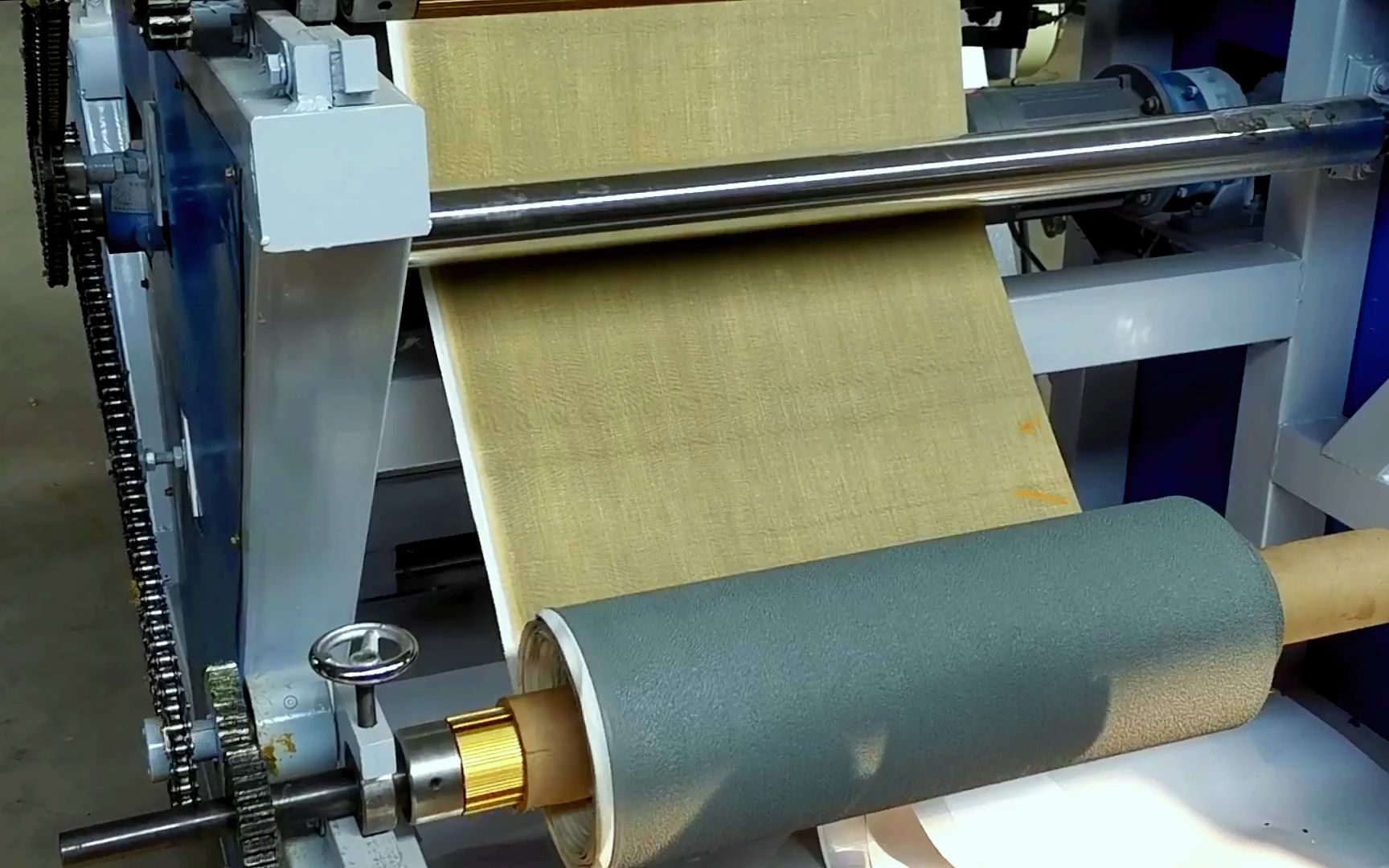 特种皮带分切复卷机分条机操作