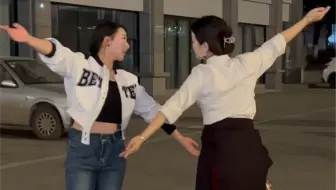 拉措泽巴两位卓热查姆队员热舞街头