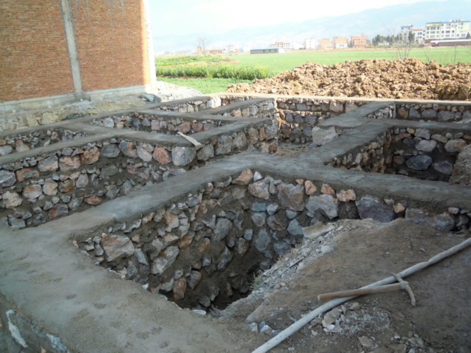 老家的地基是石头建的