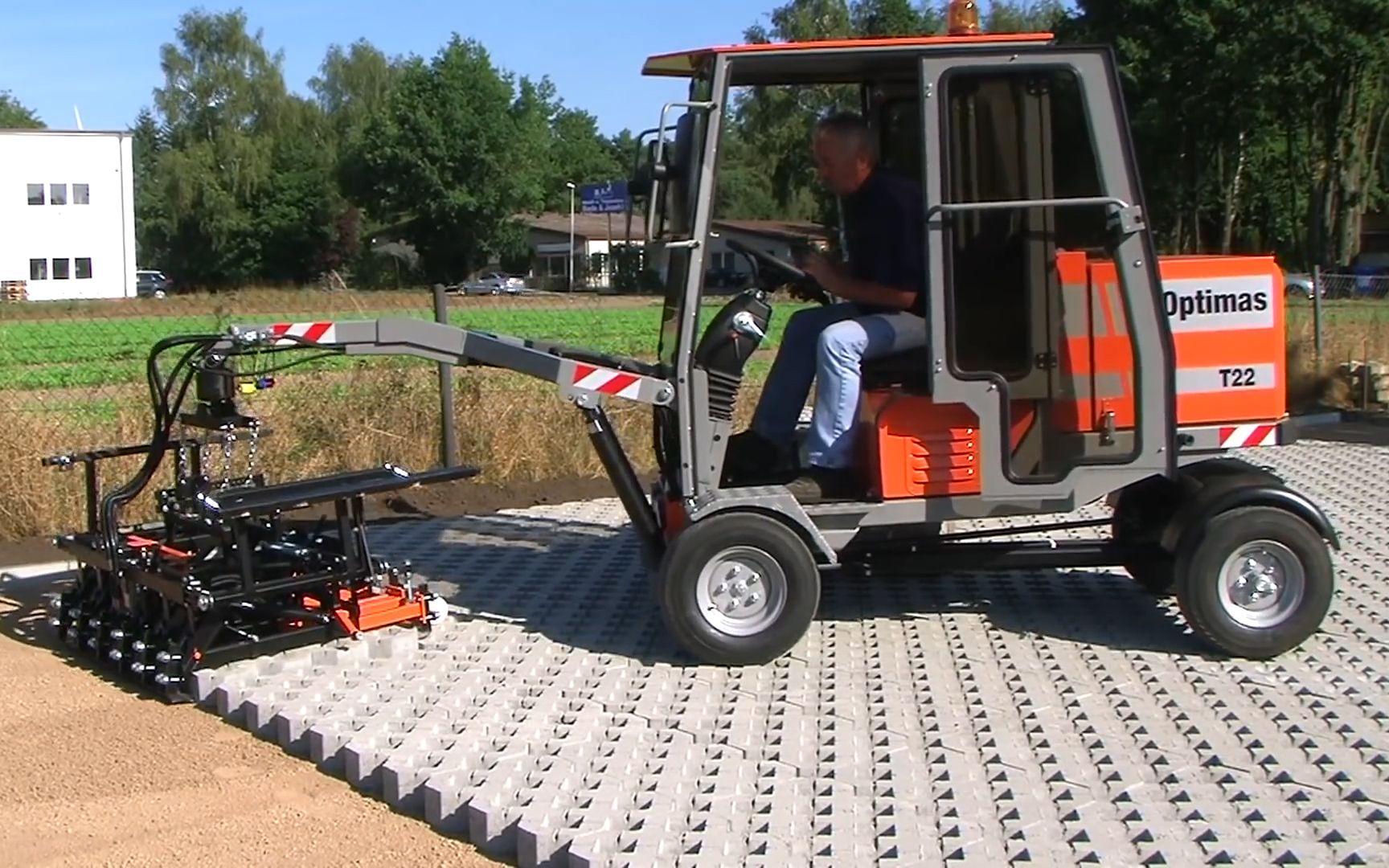 不可思议铺砖机,一夹一放效率极高.一小时可铺500米路