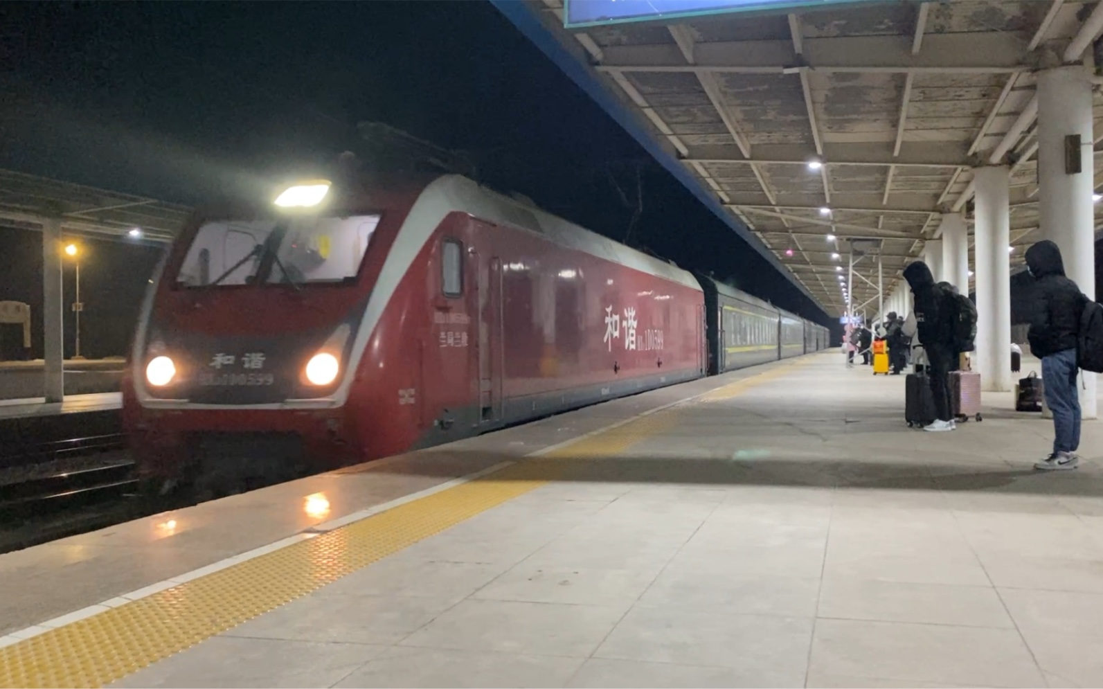 【铁路】凌晨时分合乌快速k596次进武威站1站台—兰局红枣hxd1d-0599