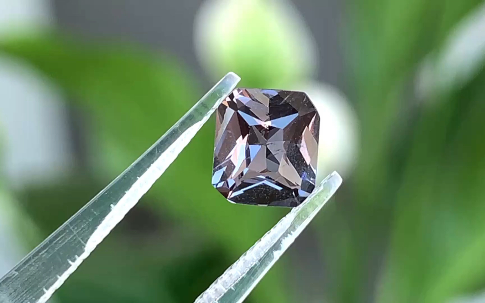 酷酷的金属灰尖晶石,绝美!火彩犀利璀璨,晶体微棉