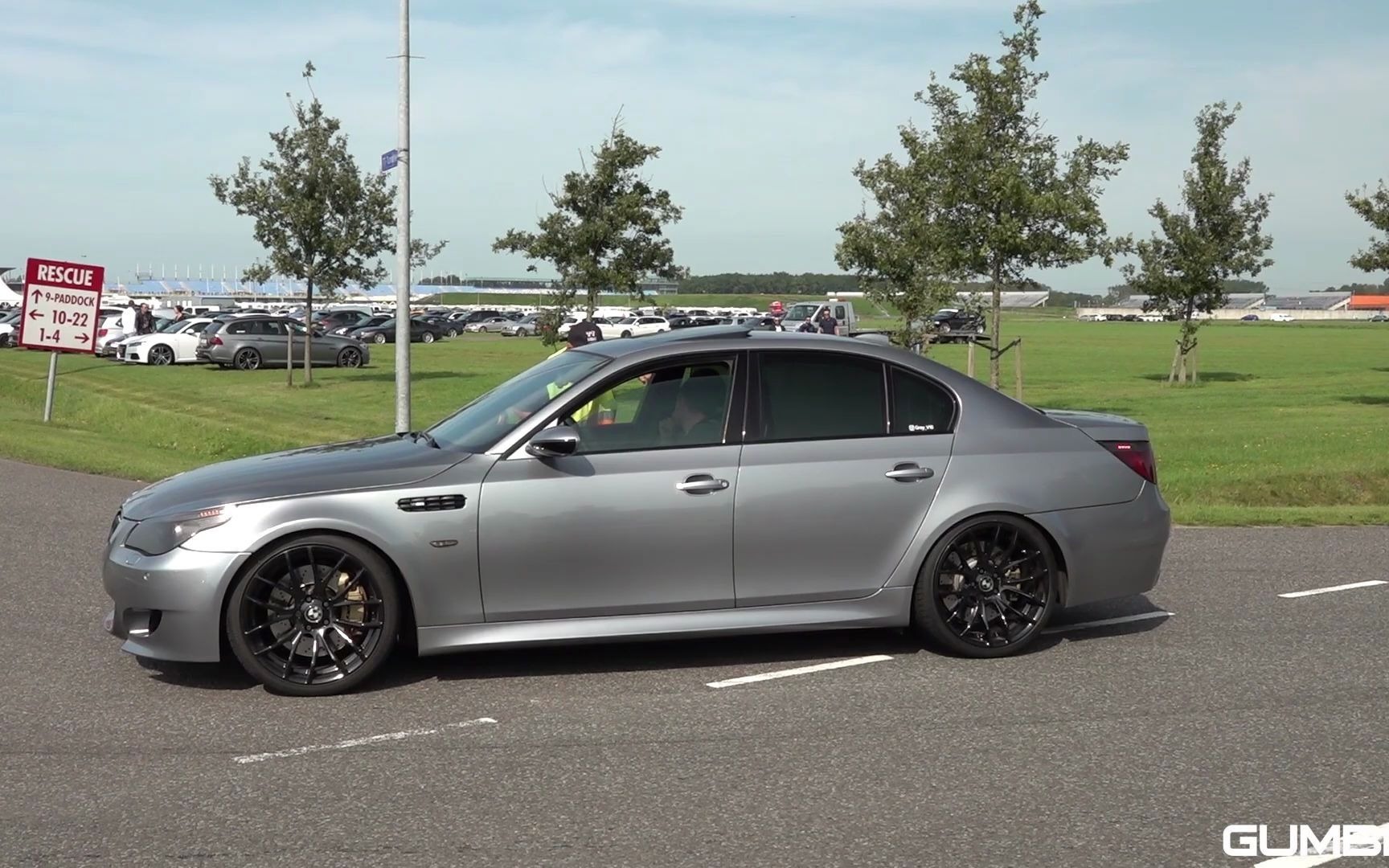 带艾森曼排气的宝马m5 e60 v10!转速与加速度!