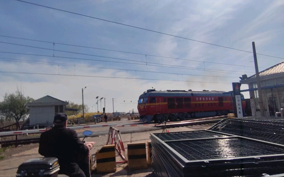 df8b0216牵引货列通过李港铁路煤八路道口