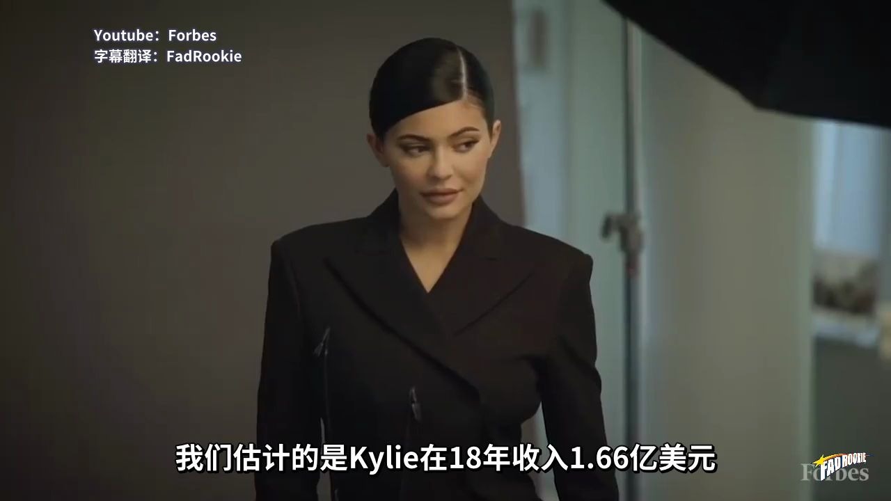 在线翻车?Kylie Jenner凭借自己的美妆品牌在去年成为了最年轻的女亿万富翁.而近日福布斯杂志却爆出Kylie团队涉嫌财务数据造假,谁在说谎?哔哩哔哩...