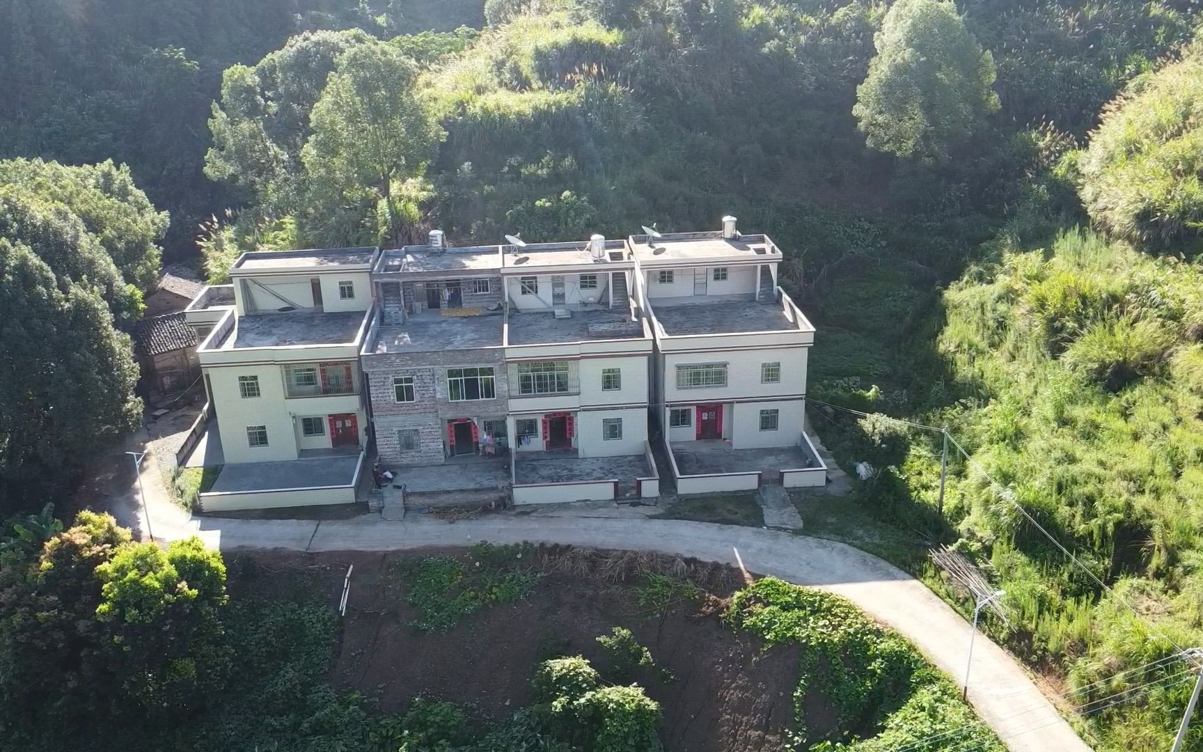 农村一家四兄弟房子相连建一起,四代同堂,其乐融融