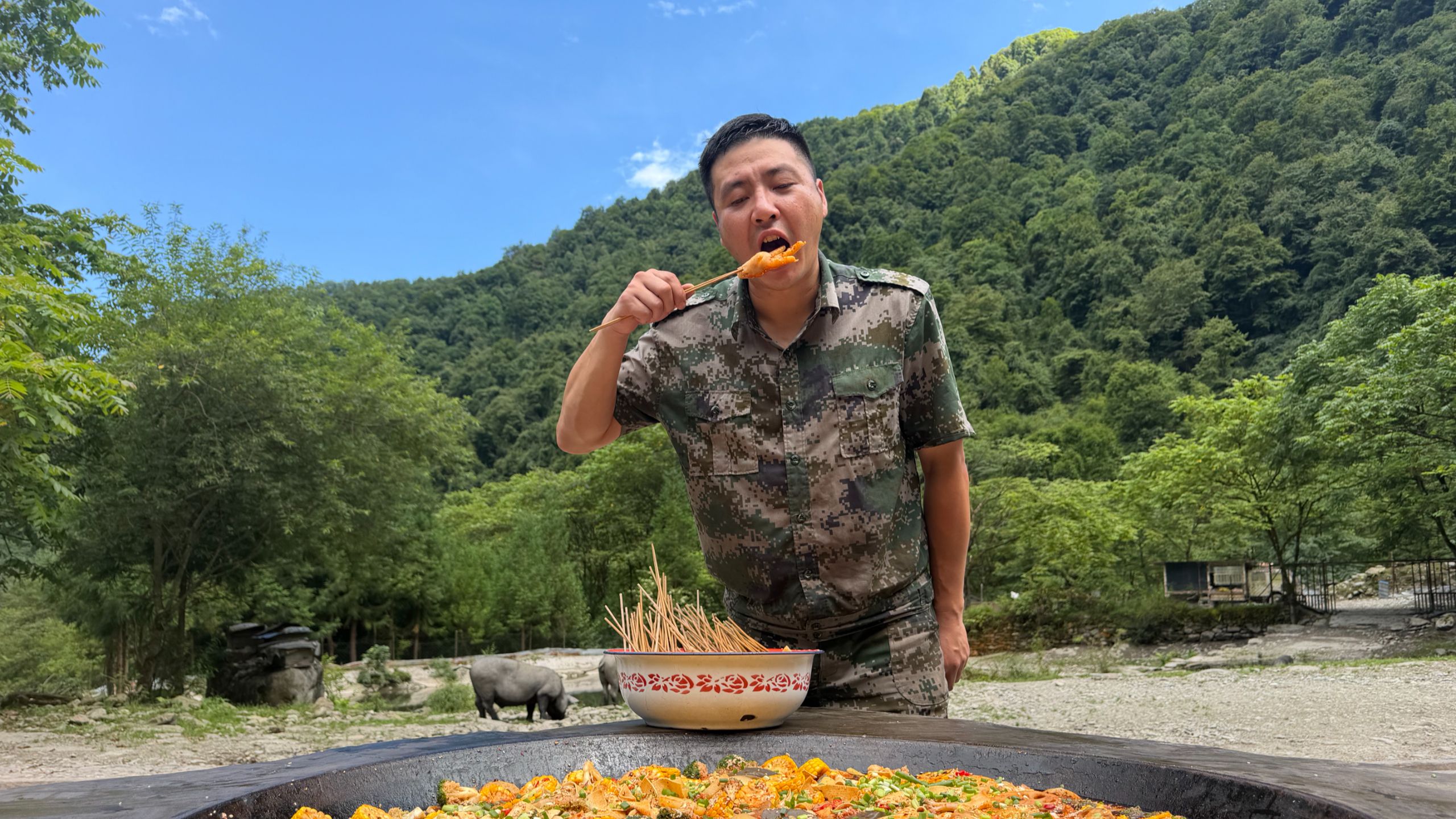 天热就吃钵钵鸡，一元一串的钵钵鸡。